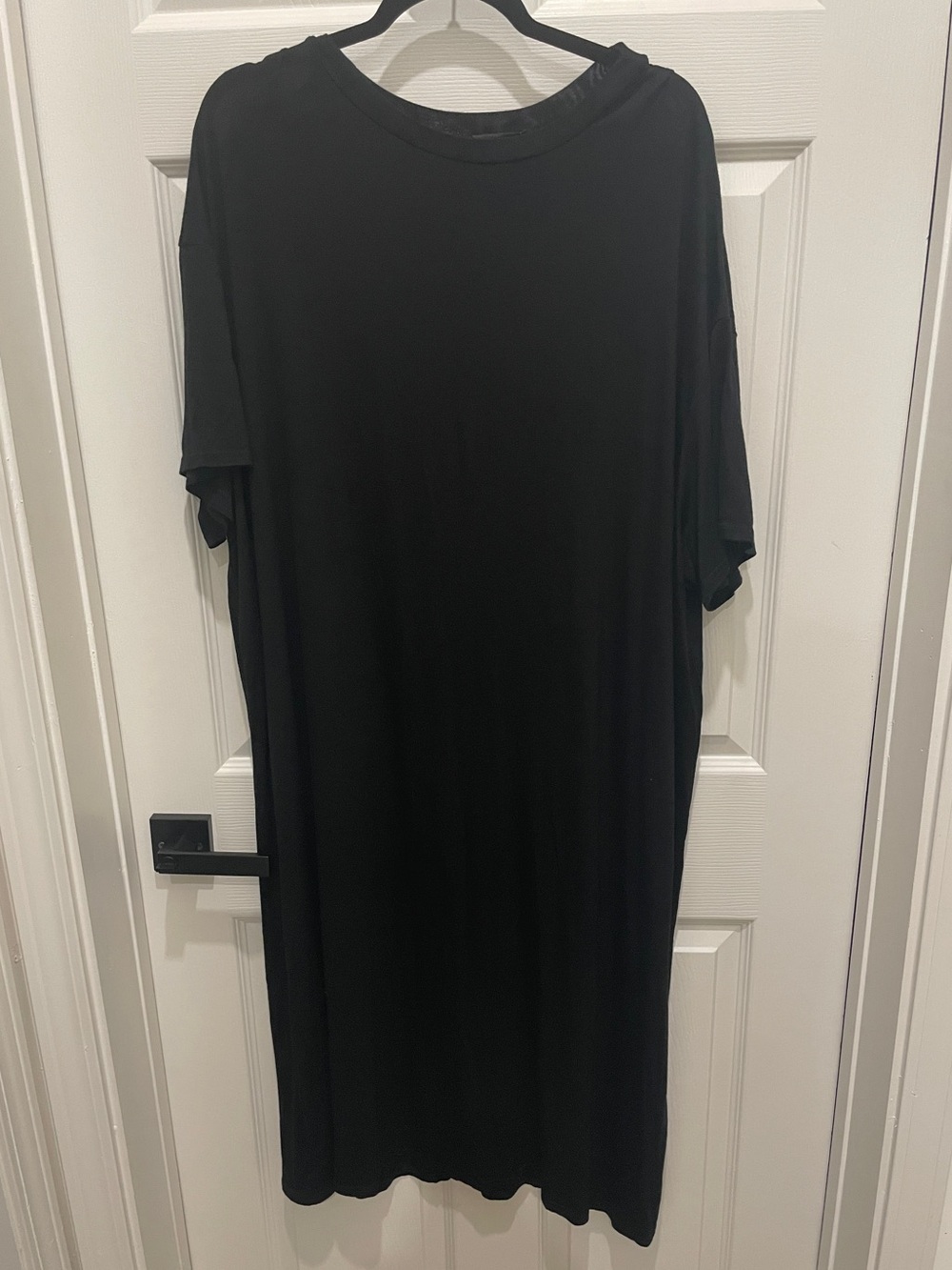 PrettyLittleThing Black Oversized Midi T-Shirt Dress - Picture 4 of 8
